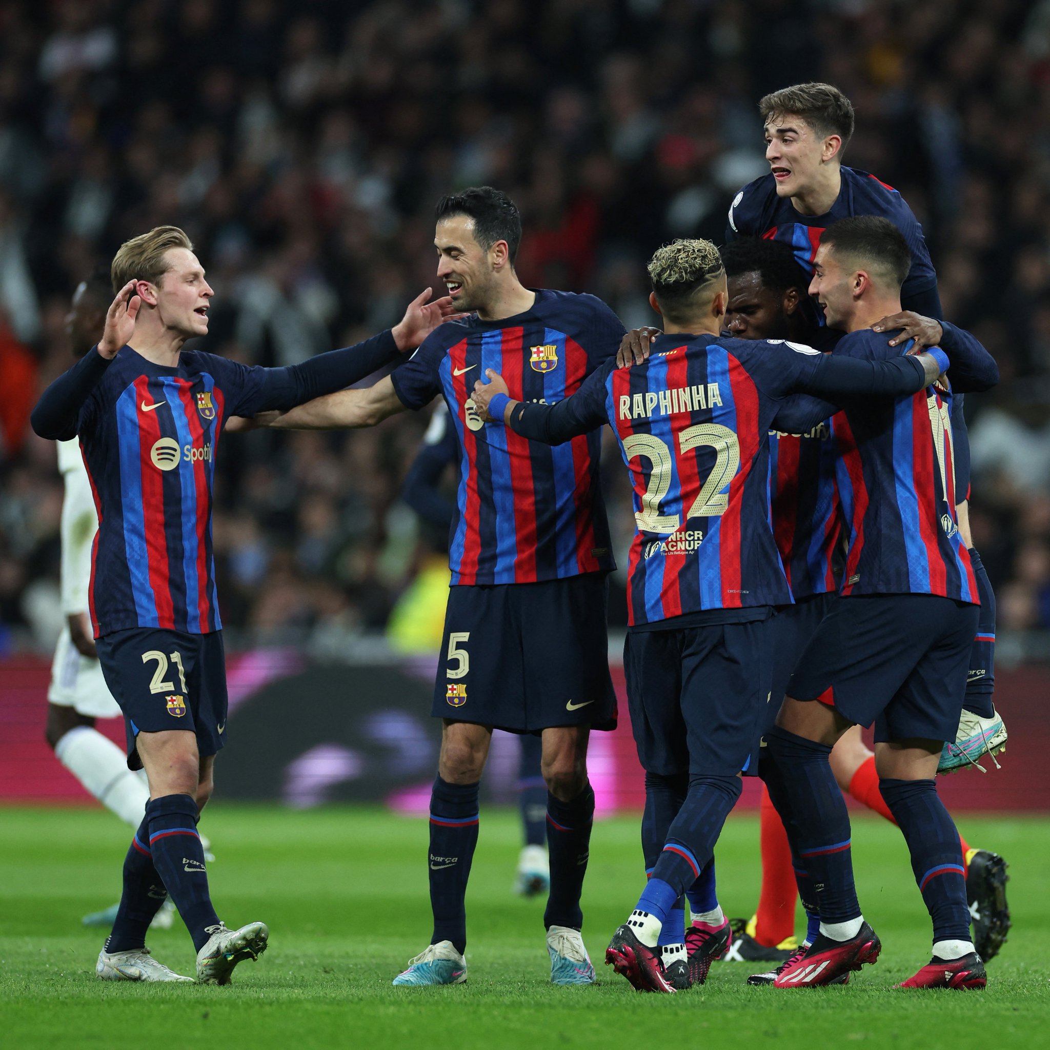 Barcelona deplasmanda Real Madrid'i yenerek avantaj� kapt�