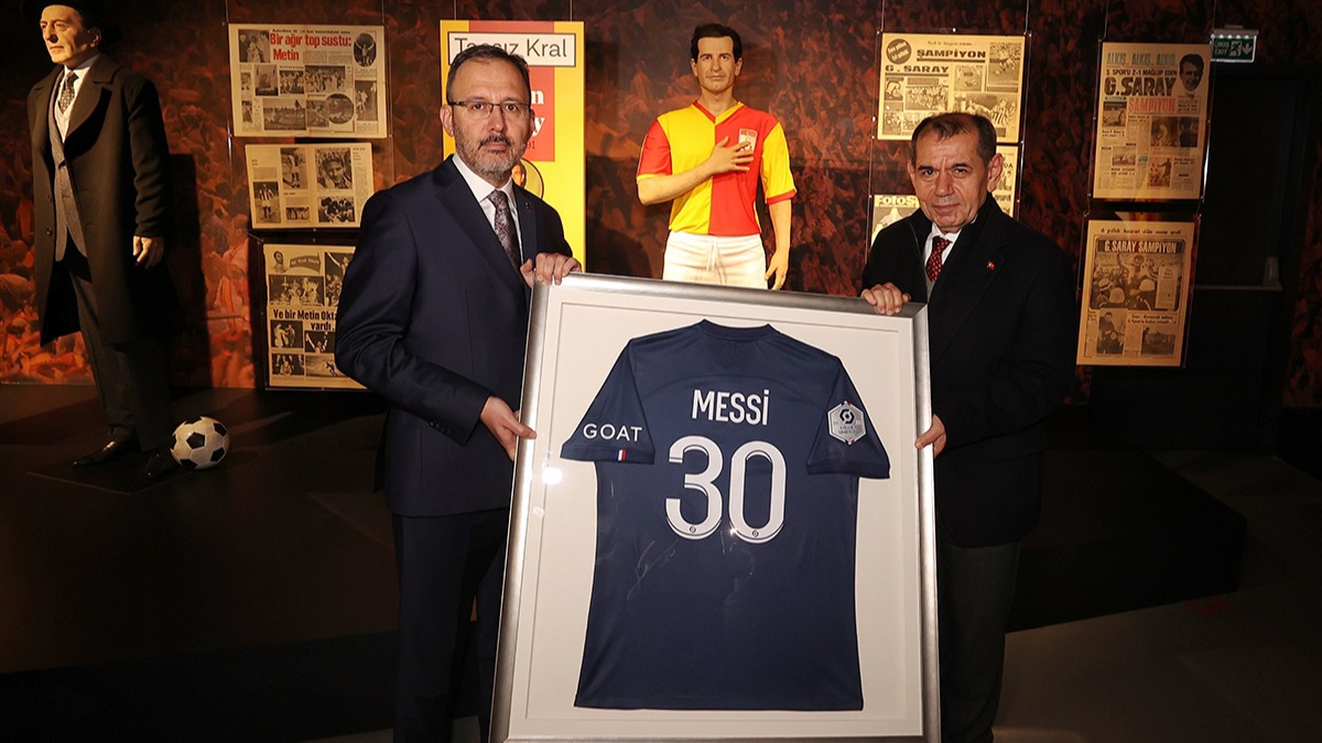 Bakan Kasapolu Galatasaray' ziyaret etti, Messi formas balad