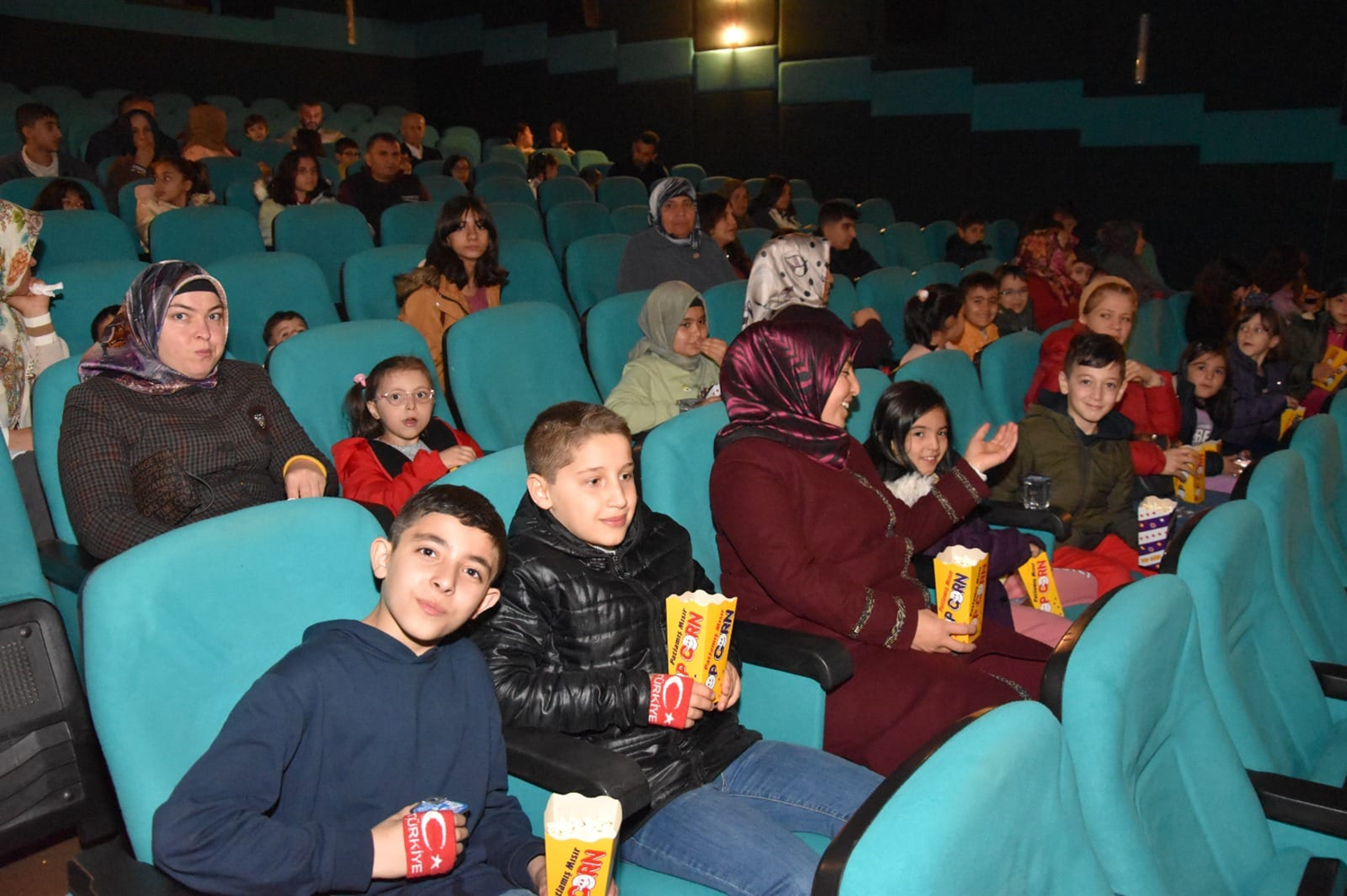 Depremzede �ocuklara sinema gecesi d�zenlendi