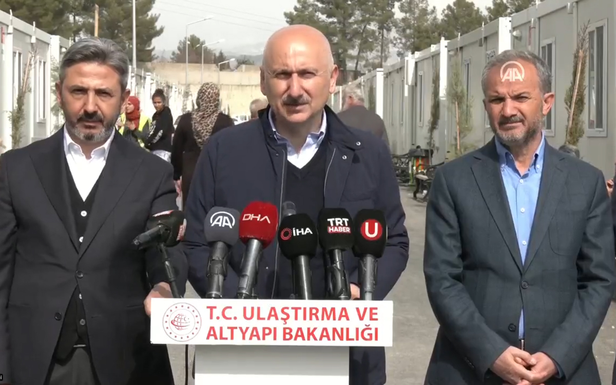 Bakan Karaismailo�lu: Depremden etkilenen t�m illerimizde otoyollar tamamen a��kt�r