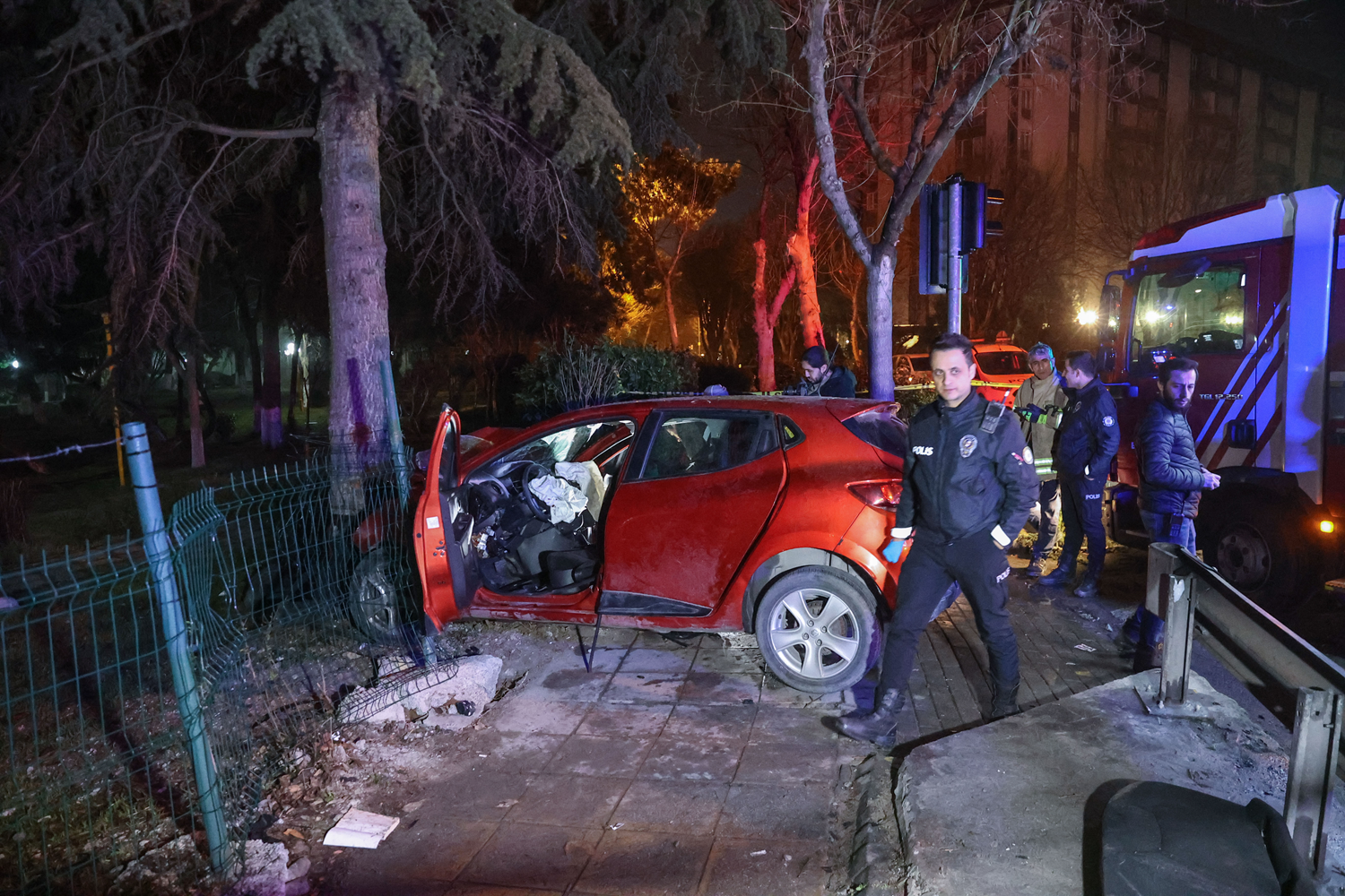 Bak�rk�y'de trafik kazas�nda 1 ki�i �ld�, 5 ki�i yaraland�