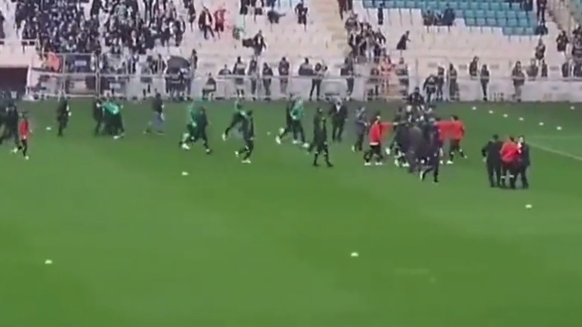 Bursaspor-Amedspor ma... Bakan Soylu: lgili kamu grevlileri aa alnmtr