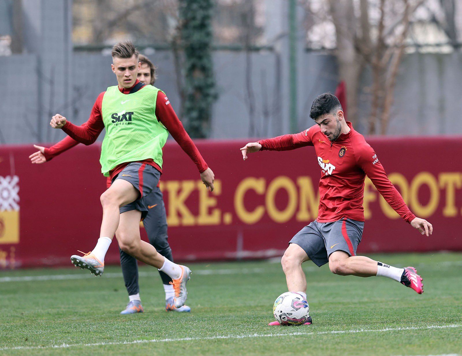 Galatasaray'�n Kas�mpa�a mesaisi devam ediyor
