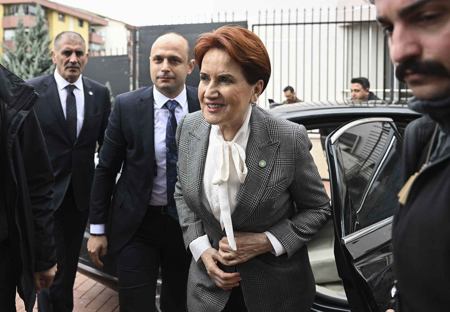 Ak�ener masa toplant�s� i�in karar�n� verdi