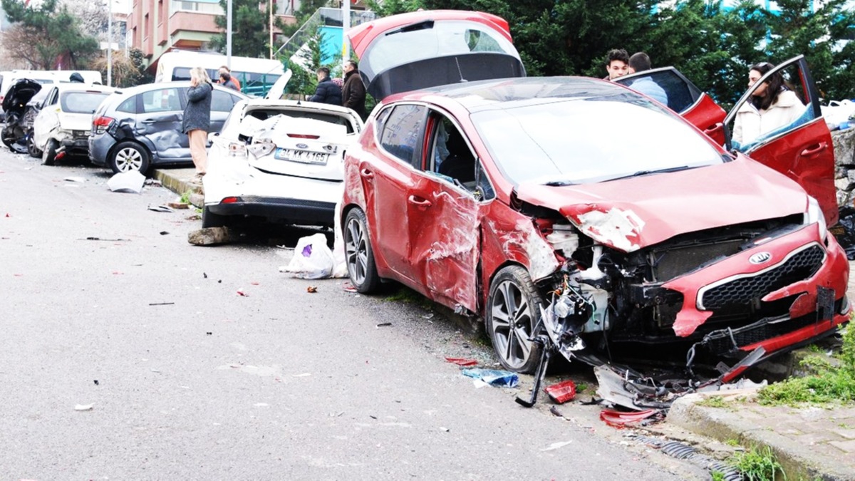 Kartal'da feci kaza! Hafriyat kamyonu 14 araca arpt