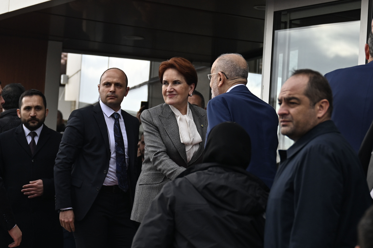 Otelde adayl�k pazarl���! Meral Ak�ener 'Noter masas�'na d�nd�