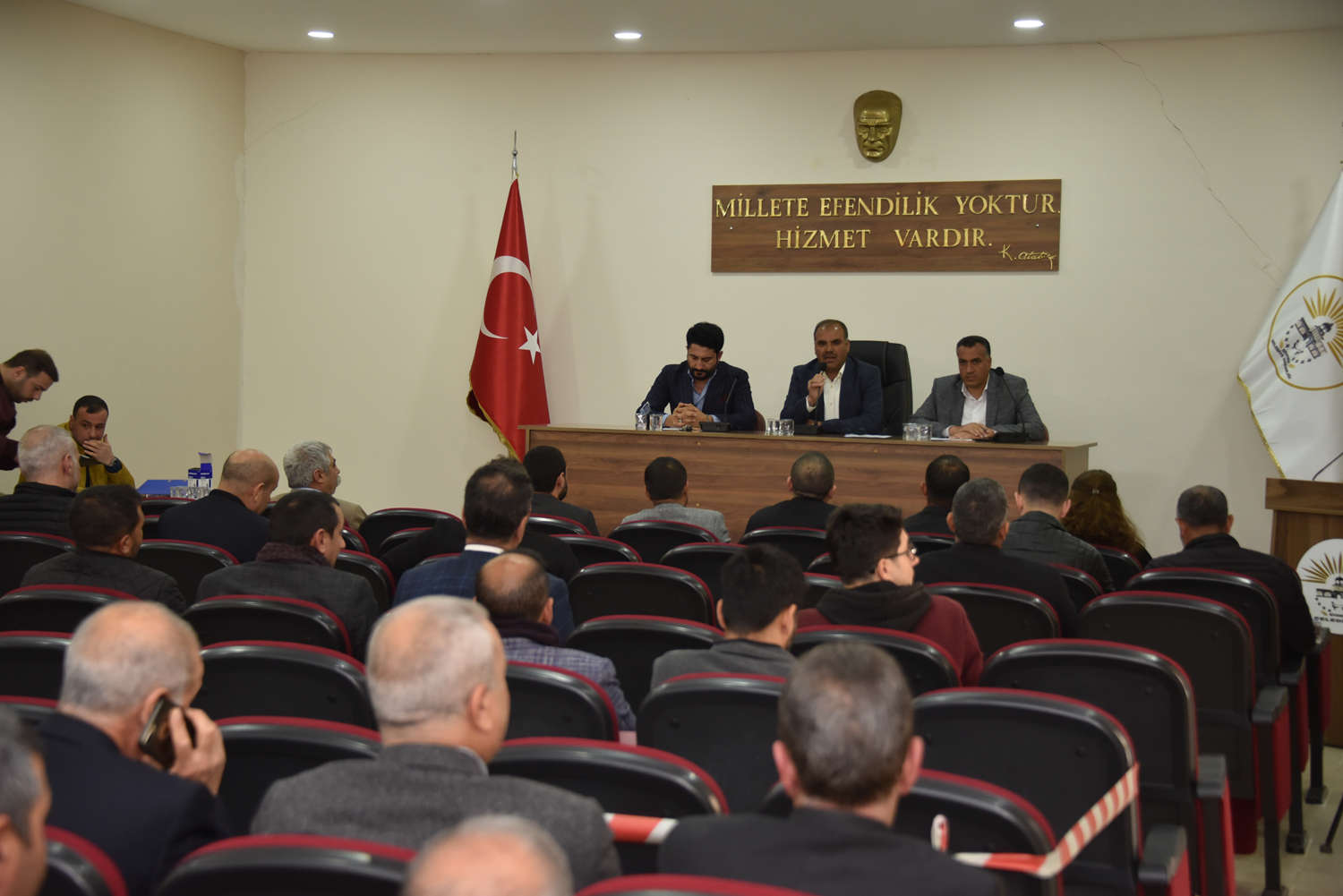 Depremde binas� hasar g�ren Siverek Belediye meclisi topland�
