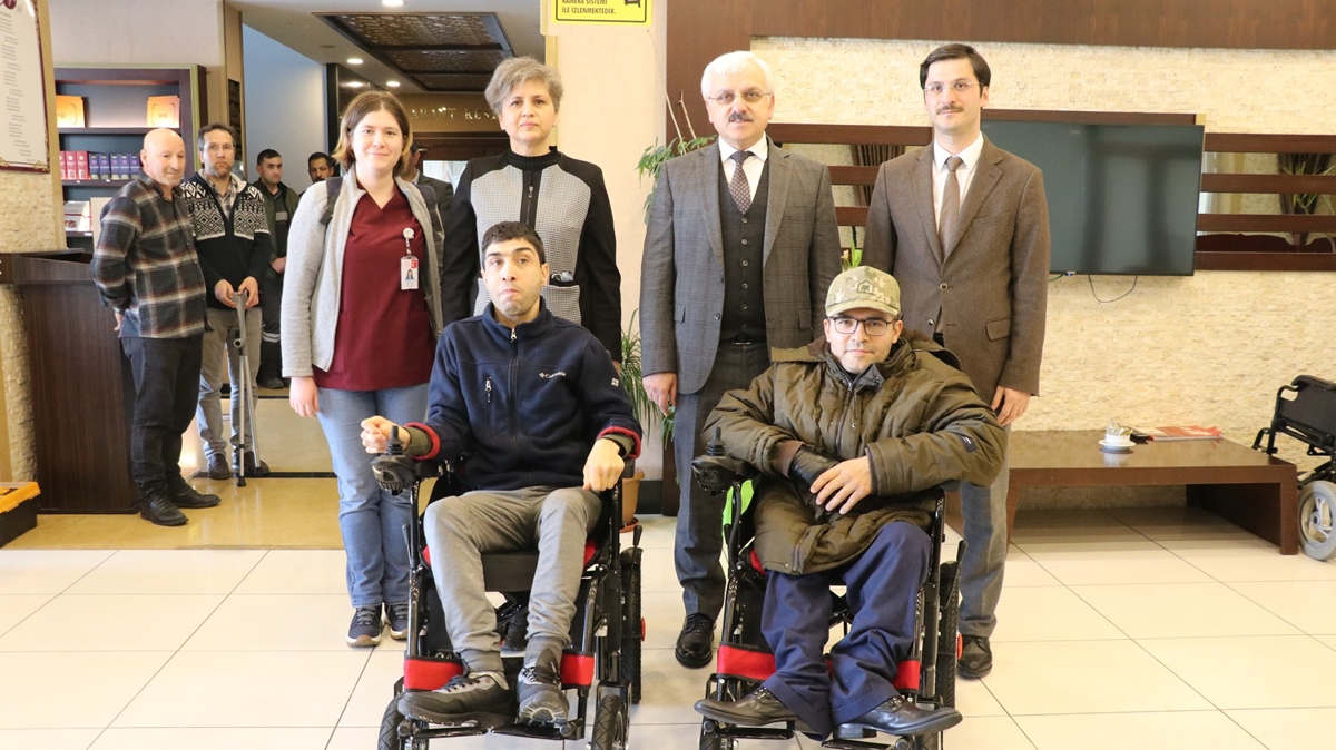 Engelli depremzede kardelere akl tekerlekli sandalye verildi
