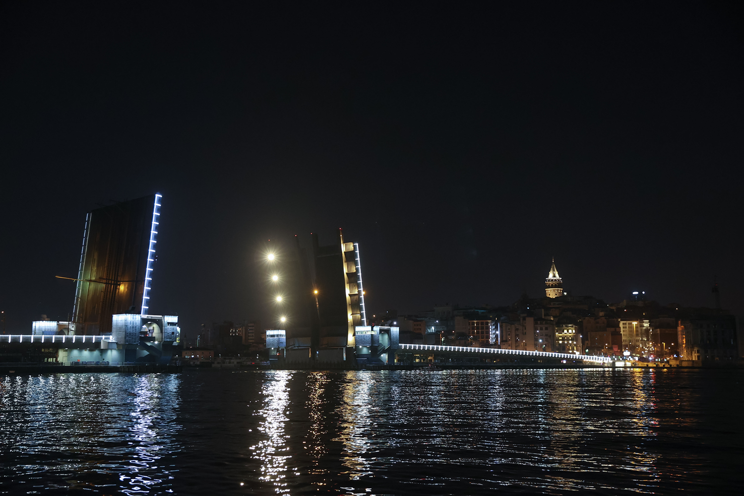 Yeni Galata K�pr�s� ve Unkapan� Atat�rk K�pr�s� trafi�e a��ld�