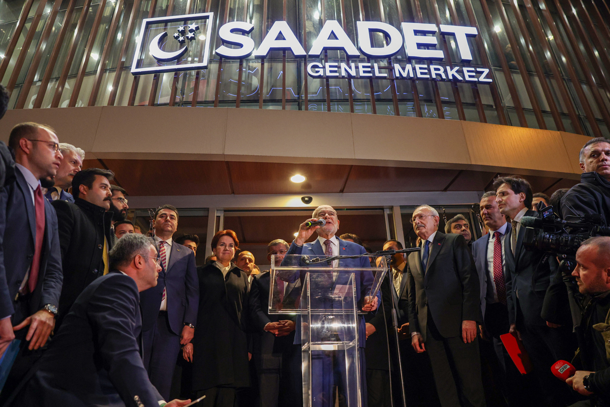 AK Parti'den 6'l� masaya 'evcilik oyunu' benzetmesi