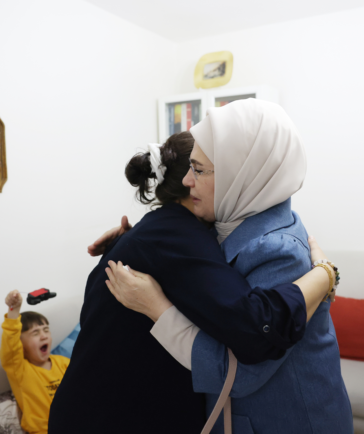 Emine Erdo�an: Felaketin etkilerini merhameti �o�altarak hafifletebiliriz