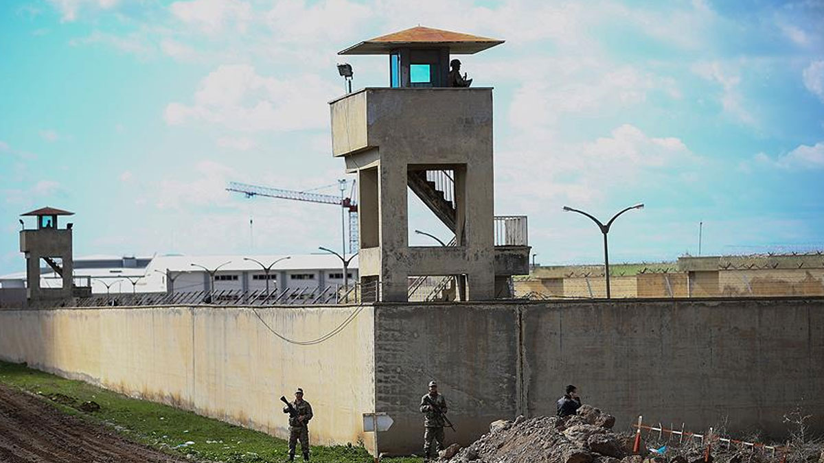 Depremde hasar g�ren Ceza �nfaz Kurumu bo�alt�ld�