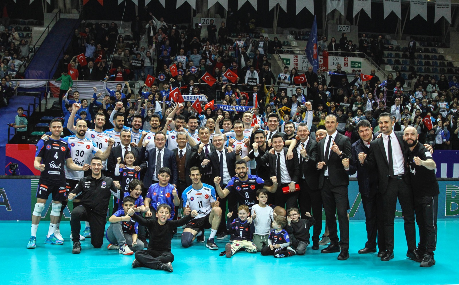 Halkbank deplasmanda set vermeden kazand�