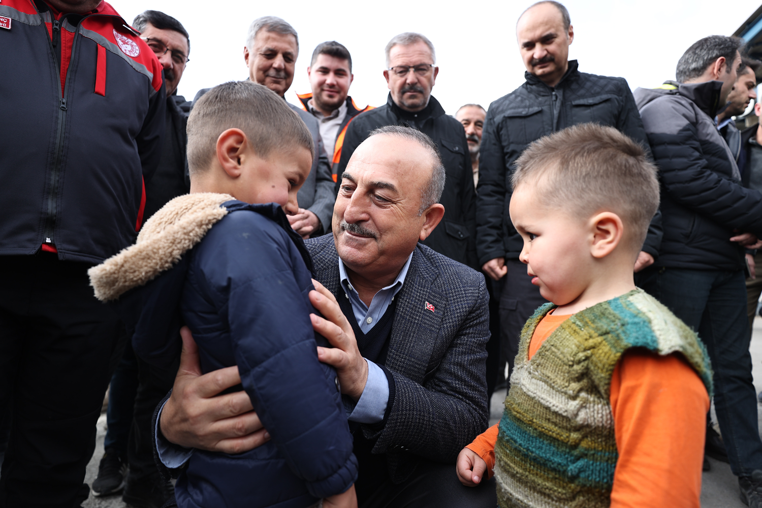 Bakan �avu�o�lu: Depremin yaralar�n�n sar�lmas� i�in gece g�nd�z �al���yoruz