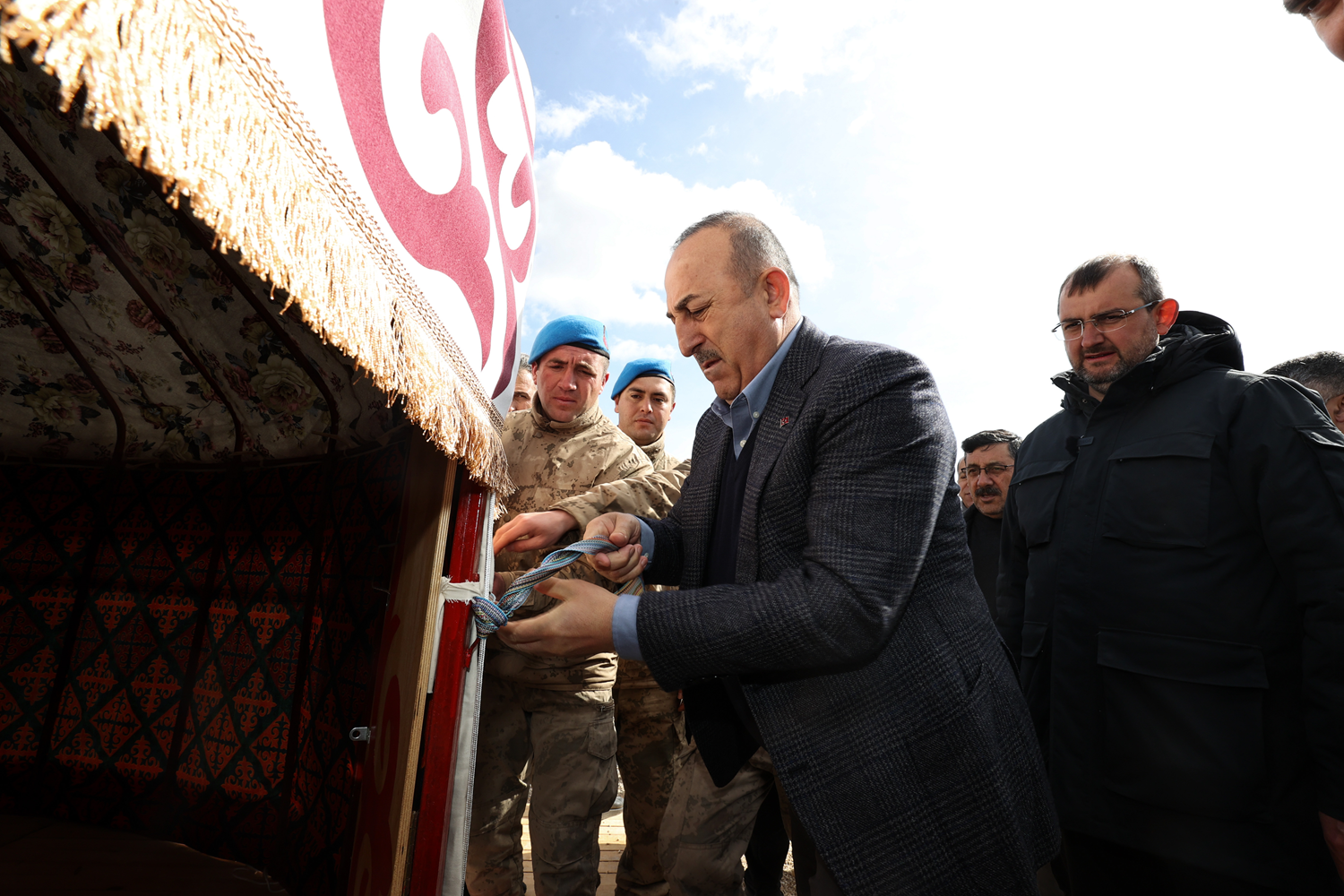 Bakan �avu�o�lu'ndan K�rg�z �ad�r kentine ziyaret