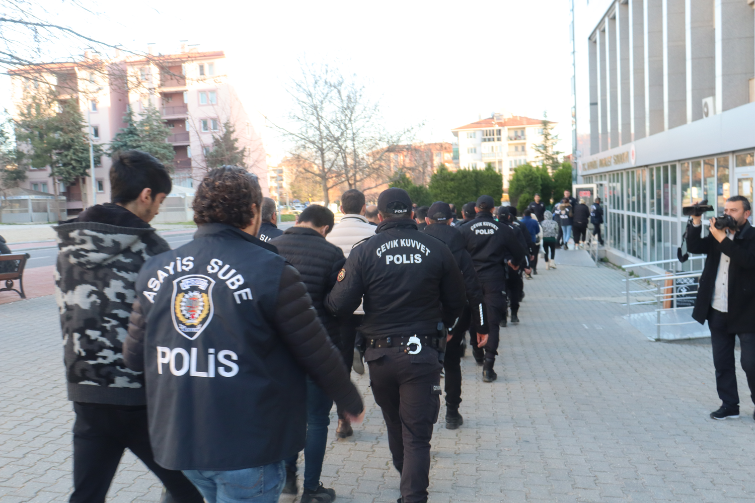 Depremzedeleri doland�ran vicdans�zlar tutukland�