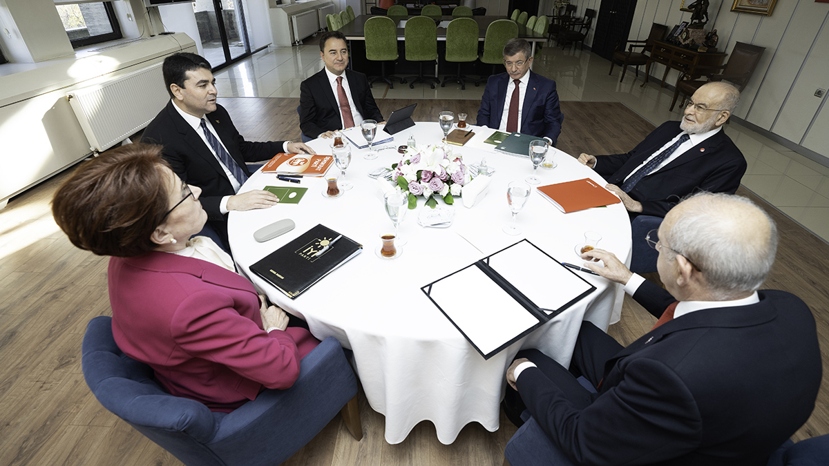 Alt�l� Masa'n�n k���k ortaklar�nda istifa dalgas�!