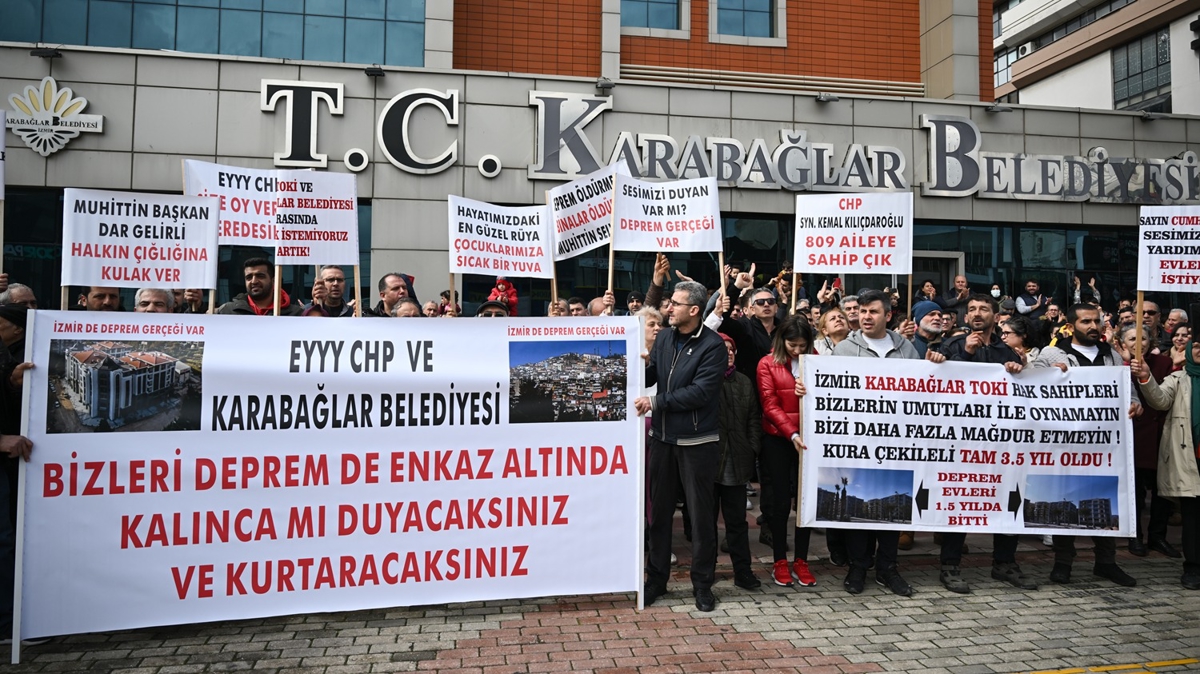 zmir Karabalar'daki TOK projesinin hak sahipleri, belediye nnde eylem yapt