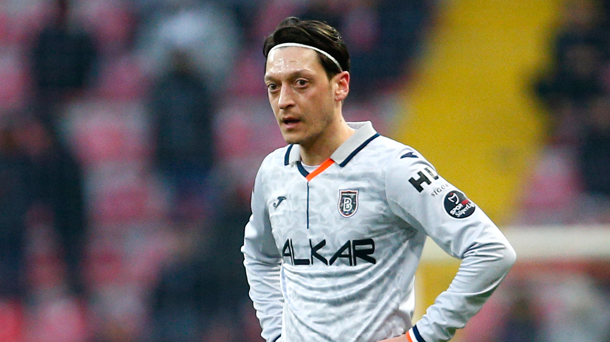 Mesut �zil'in anneanne ac�s�!