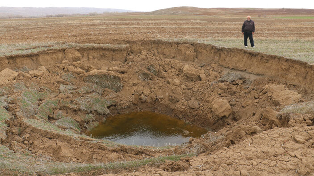 Sivas'�n Zara il�esinde 15 metre �ap�nda obruk meydana geldi