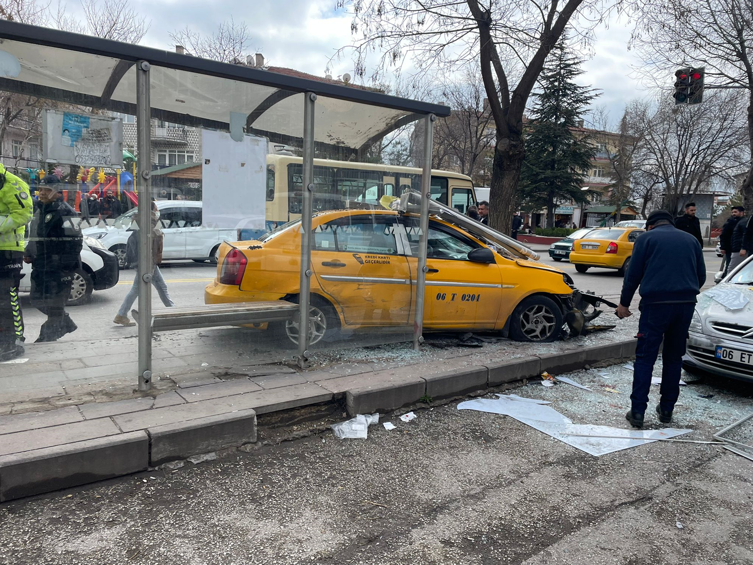 Taksi, otob�s dura��na dald�! 1'i a��r 6 ki�i yaraland�