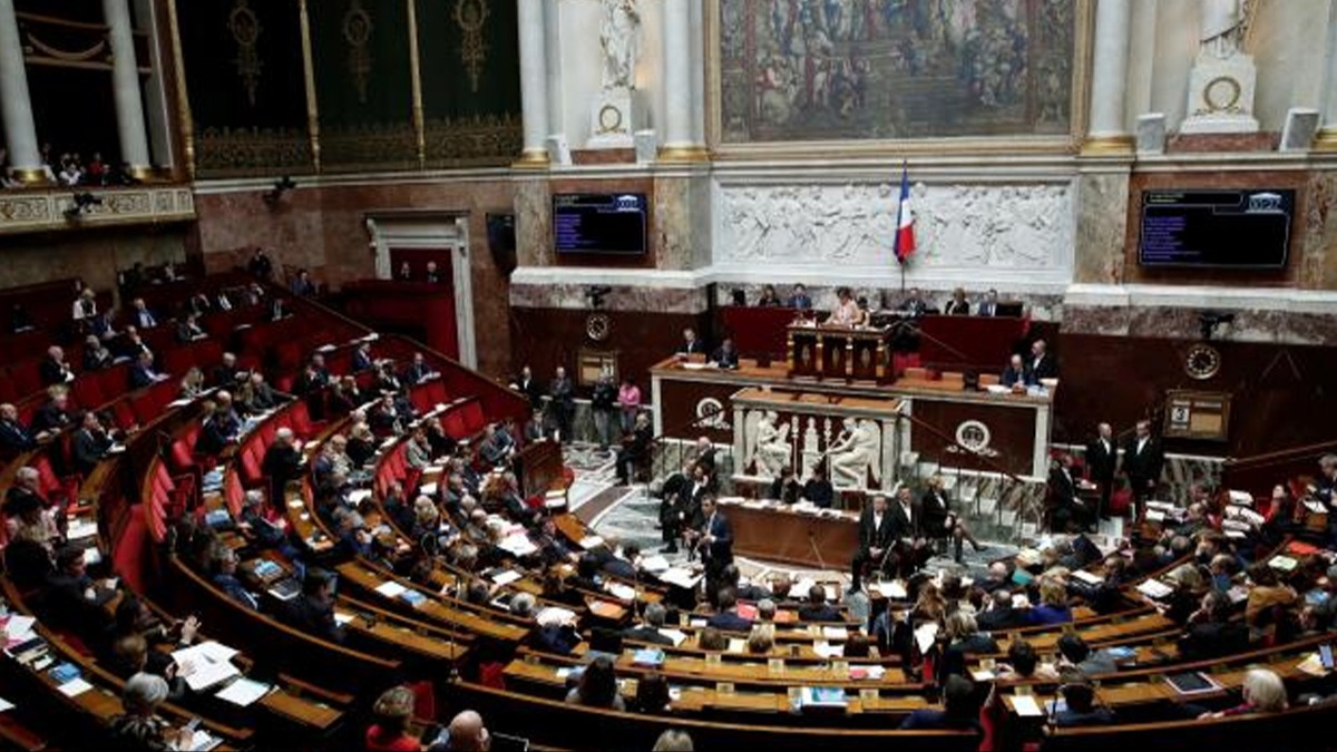 Fransa babakan yetkisini kulland! Tartmal yasa iin kritik karar