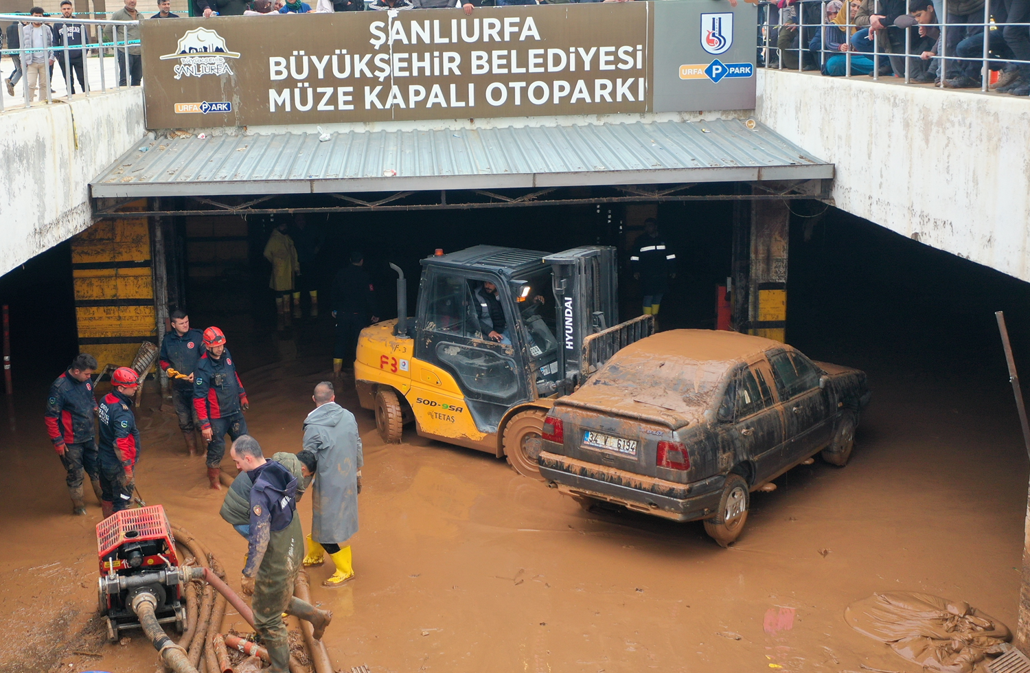 �anl�urfa'daki selden etkilenen otoparktaki ara�lar ��kar�l�yor