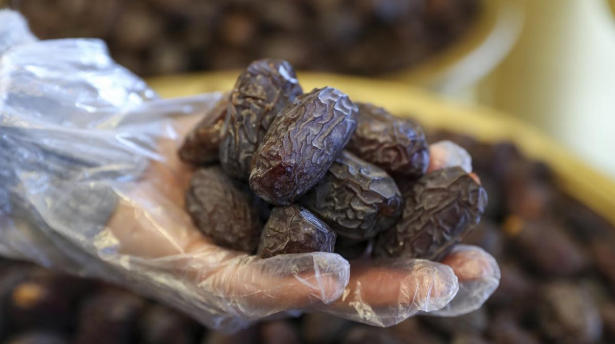 Ramazan ay�n�n vazge�ilmezi hurma tezgahlar� s�sledi