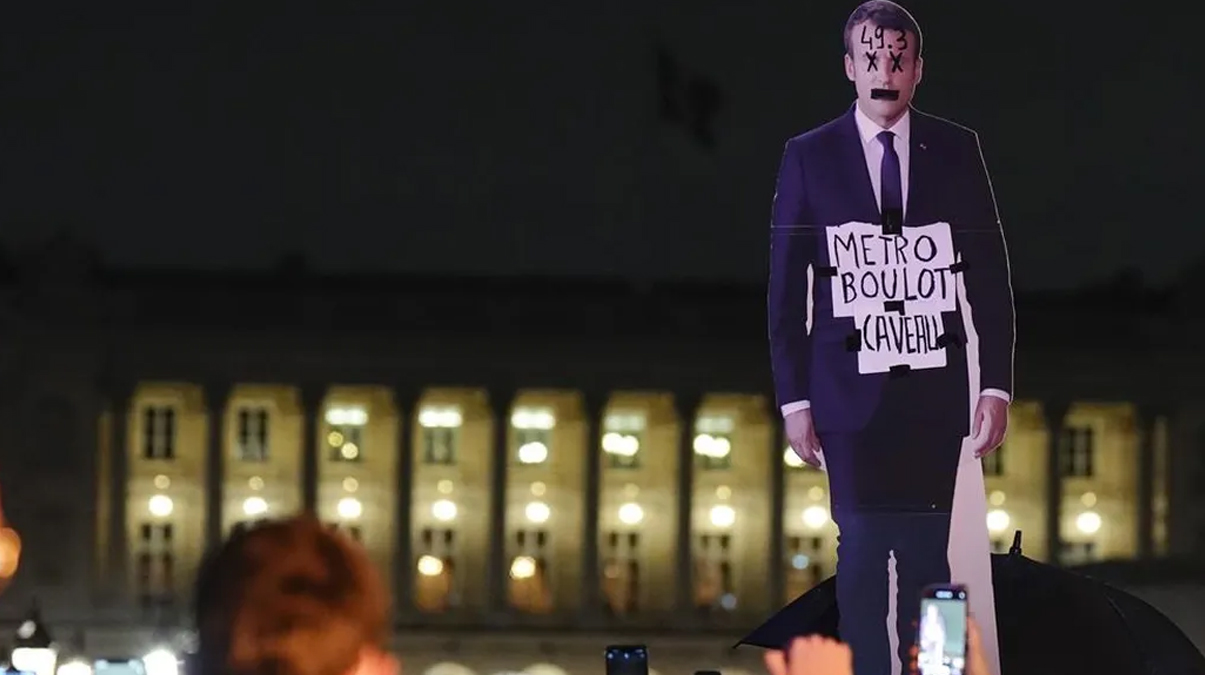 Fransa'da siyasi kriz: H�k�met d��ebilir