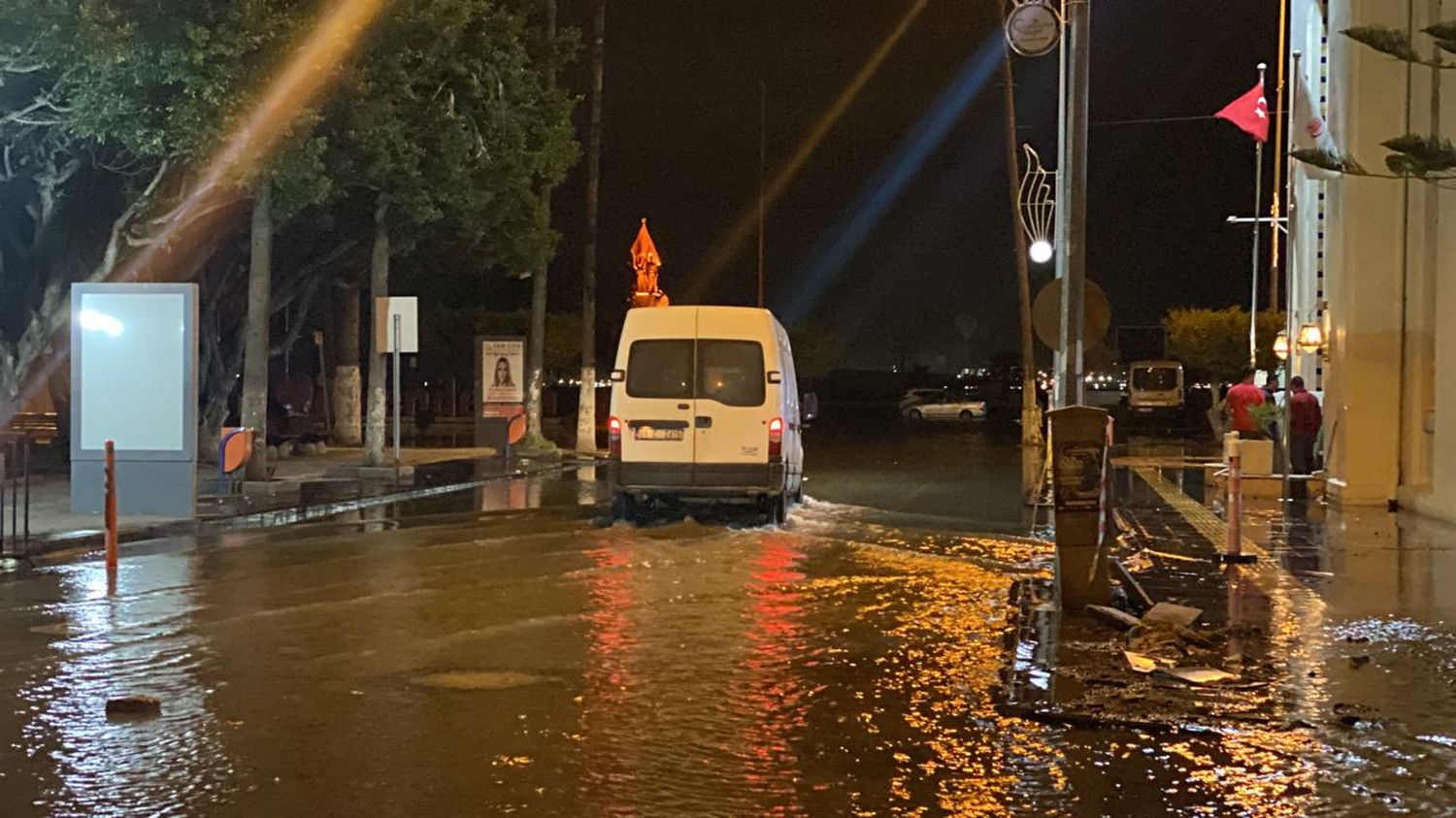 �skenderun'da deniz seviyesi y�kseldi!