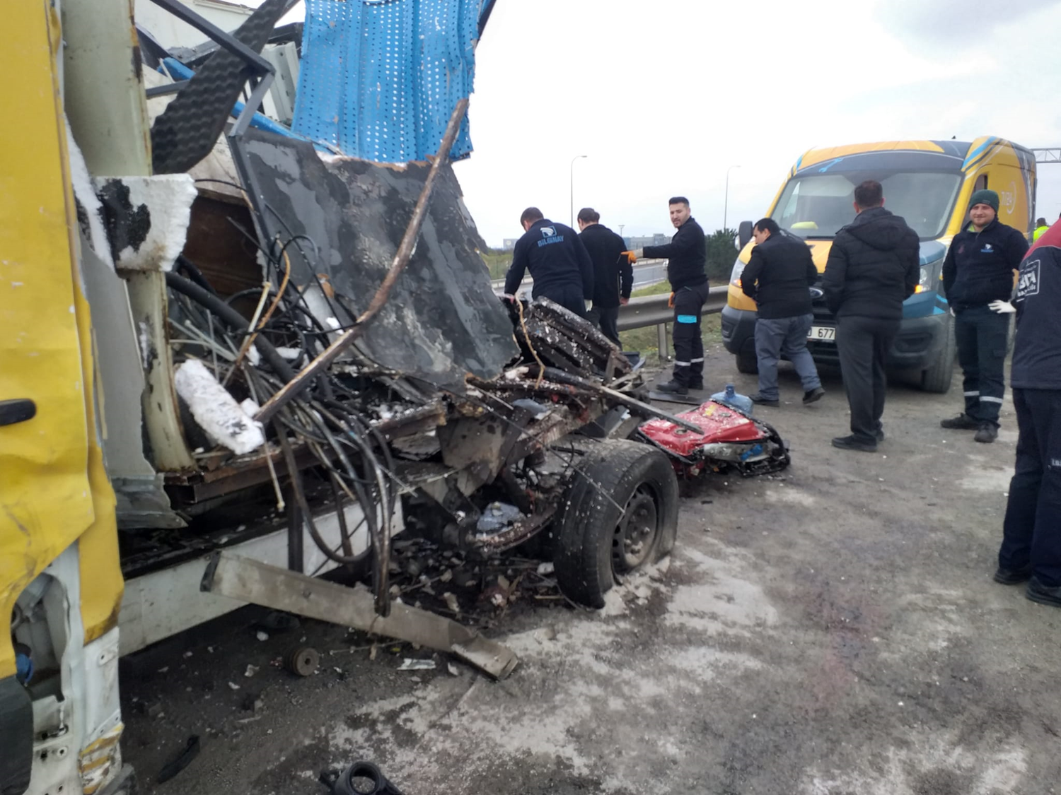 Tuzla TEM otoyolunda feci kaza: 2 �l�