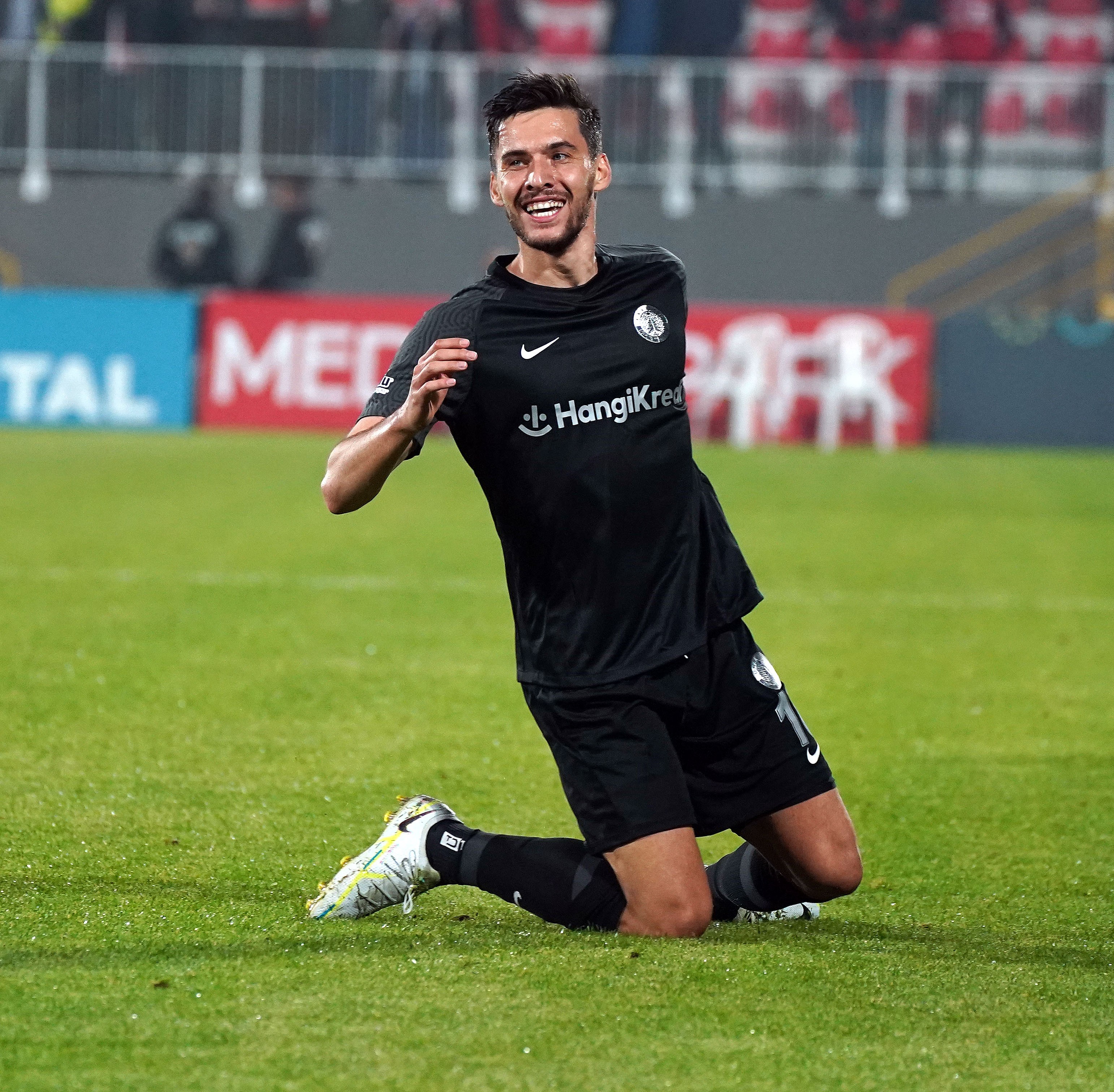 Umut Nayir: B�y�k bir hedef i�in topland�k