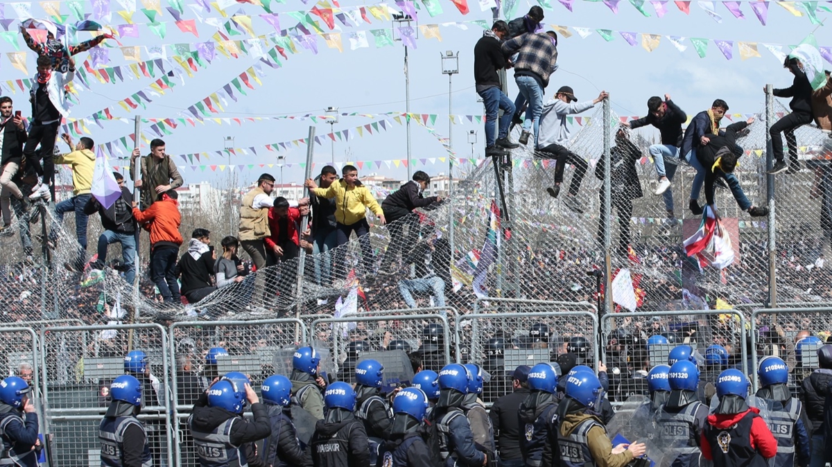 HDP'nin nevruz etkinliinde polise saldr! Bebek katili calan iin sloganlar attlar