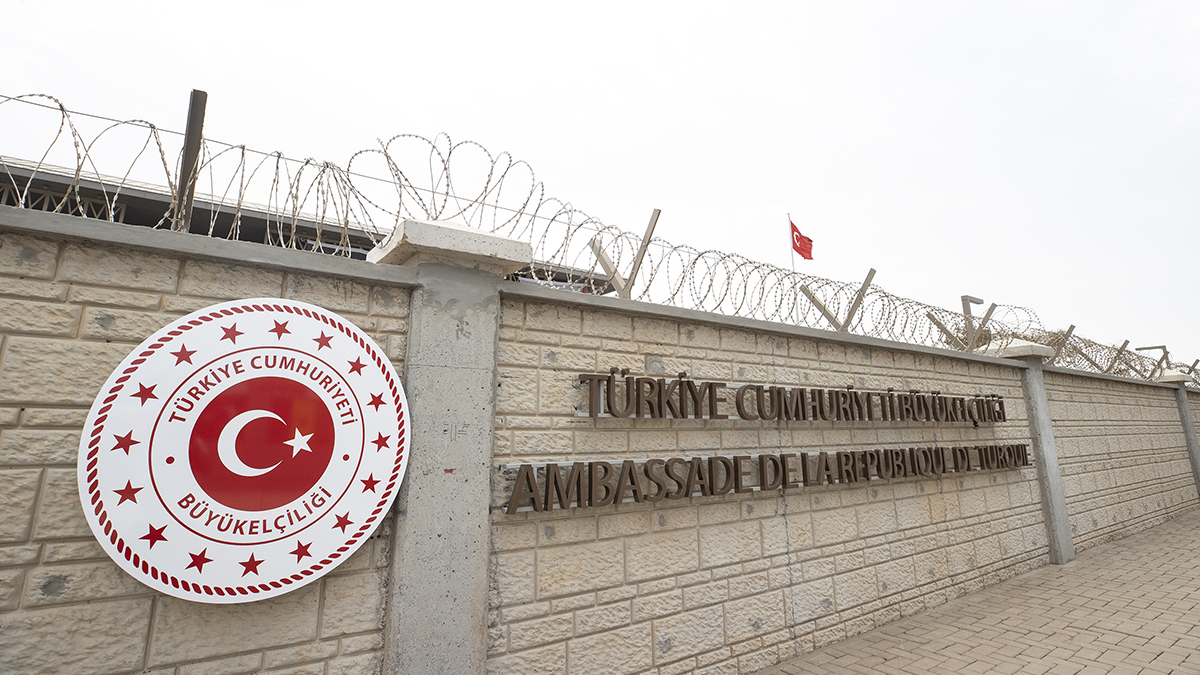 Depremde hayat�n� kaybedenler T�rkiye'nin Dakar B�y�kel�ili�inde an�ld�