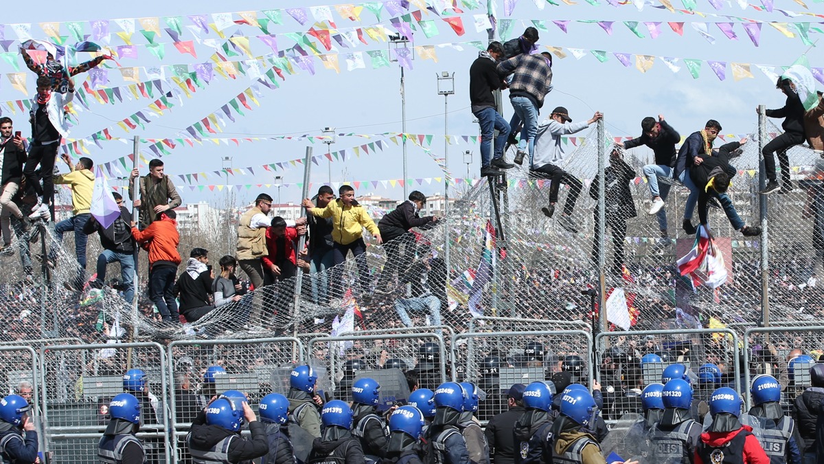 Diyarbakr'da nevruz kutlamalarna soruturma