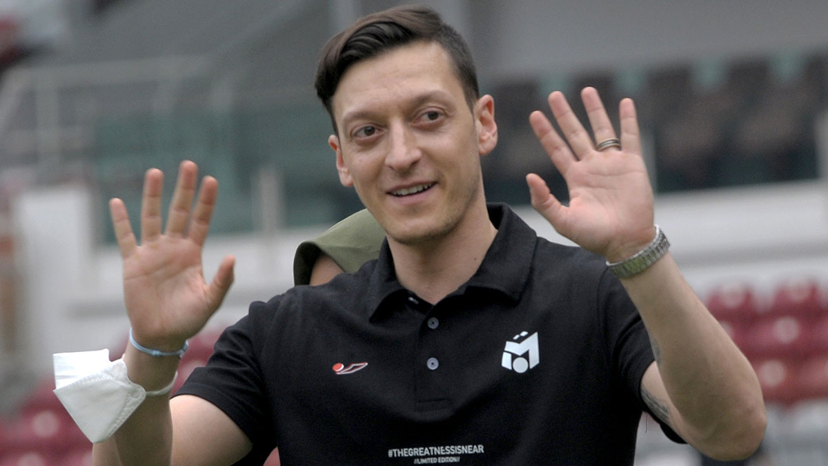 Mesut �zil emeklilik karar� ald�