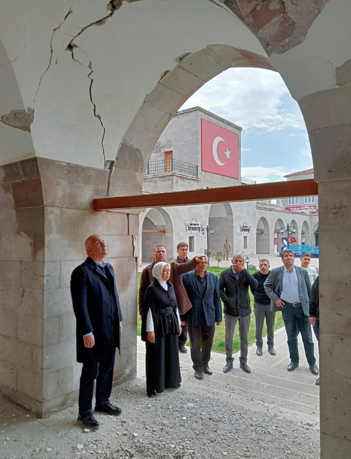 Bakan Ersoy, depremlerden etkilenen Malatya'daki tarihi yap�lar� inceledi