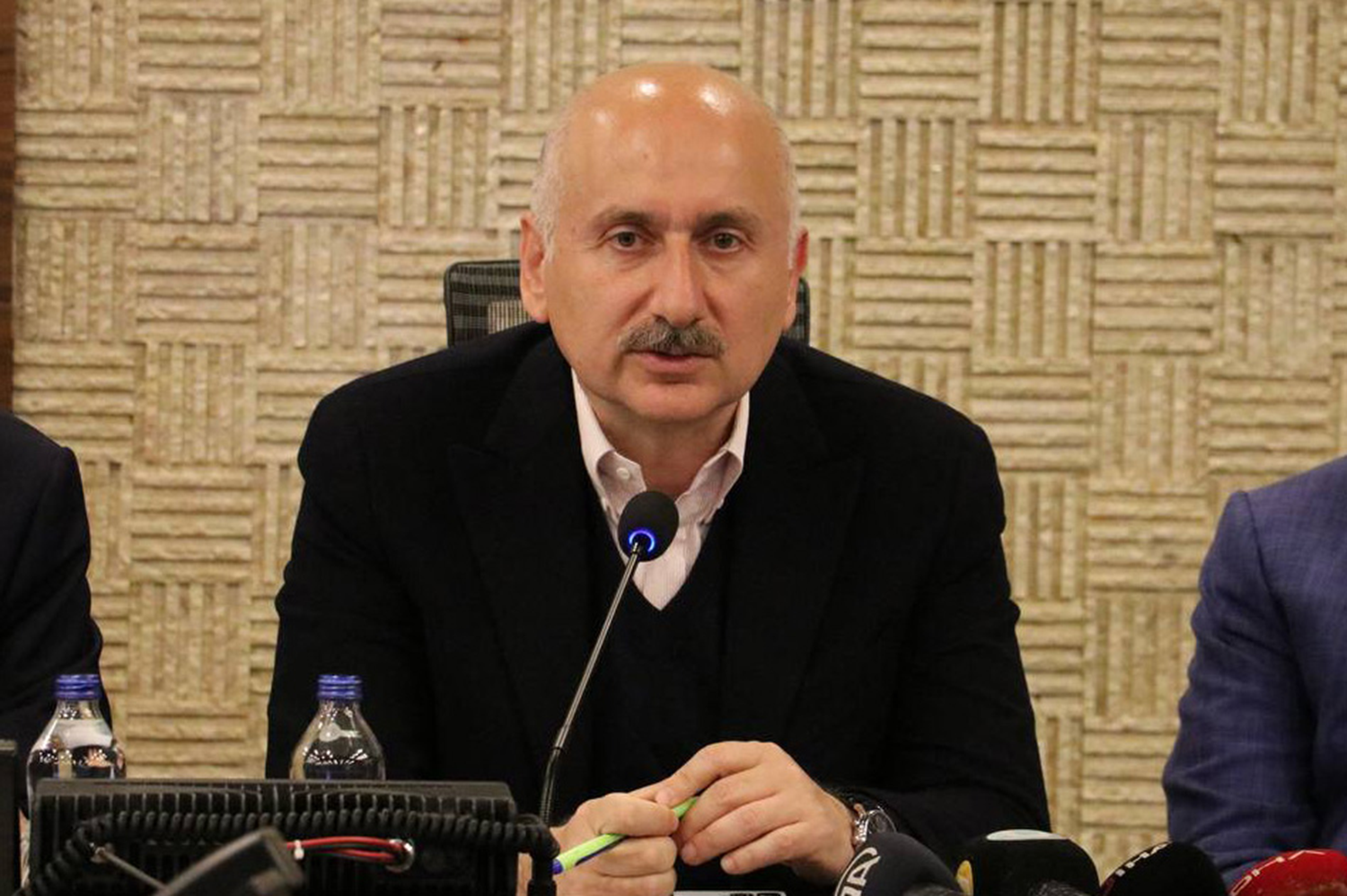 Bakan Karaismailo�lu: Pazartesiden itibaren kamp�ste e�itime ba�layaca��z