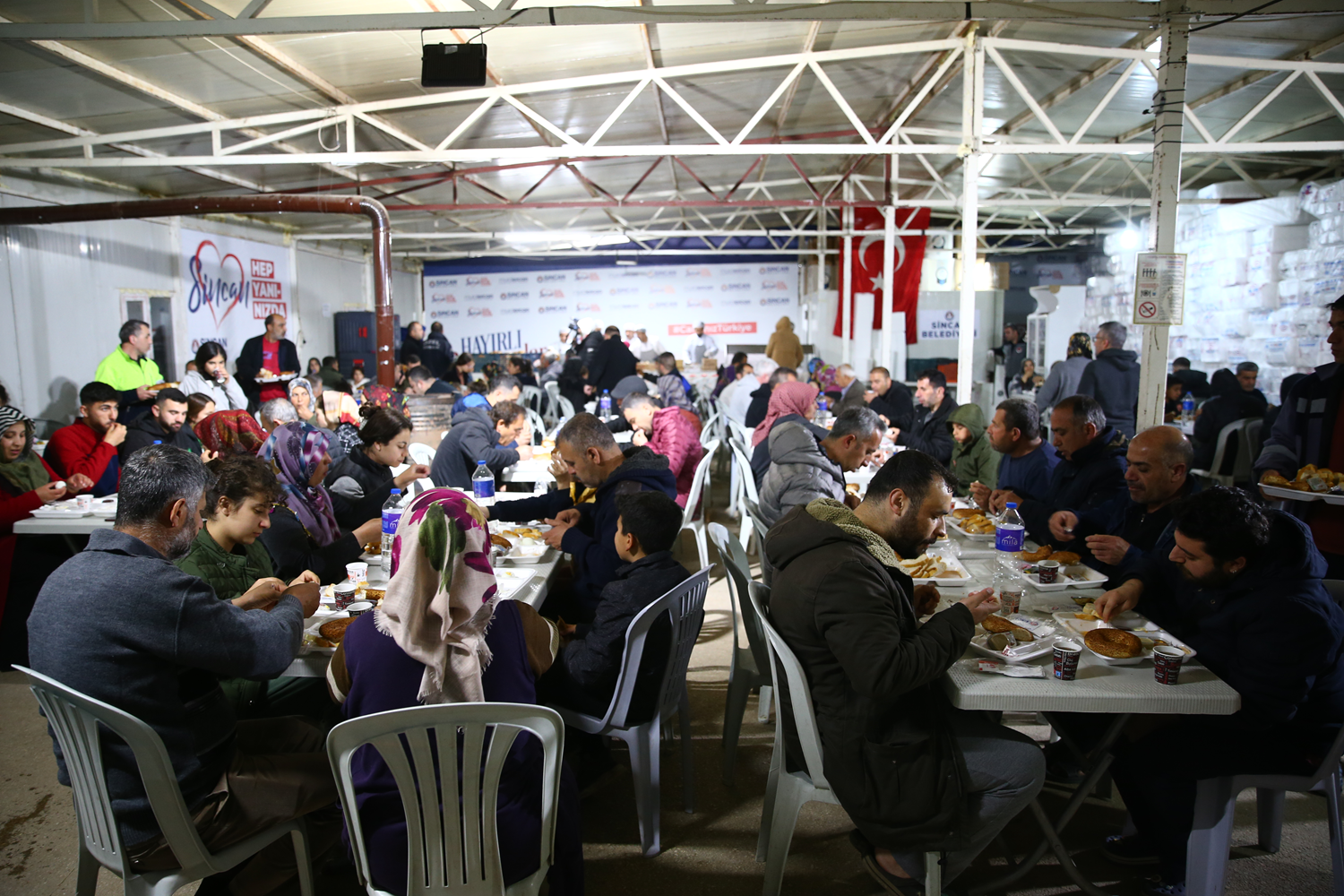Deprem b�lgesinde sahur heyecan�