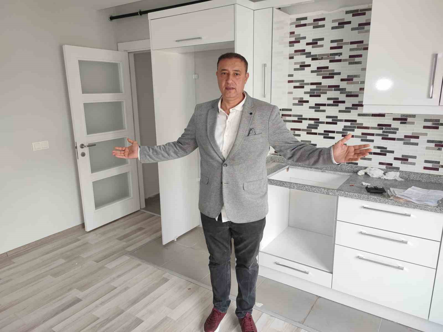 Depremden sonra evine d�nd�, hayat�n�n �okunu ya�ad�