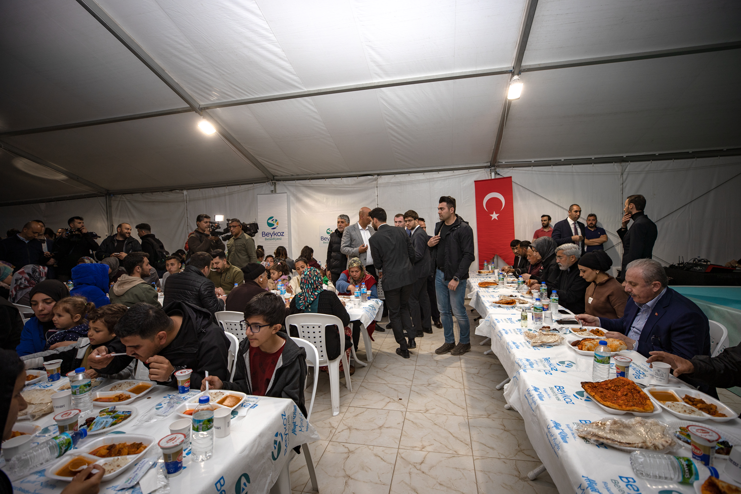 TBMM Ba�kan� �entop, Hatay'da �ad�r kentte depremzedelerle iftar yapt�