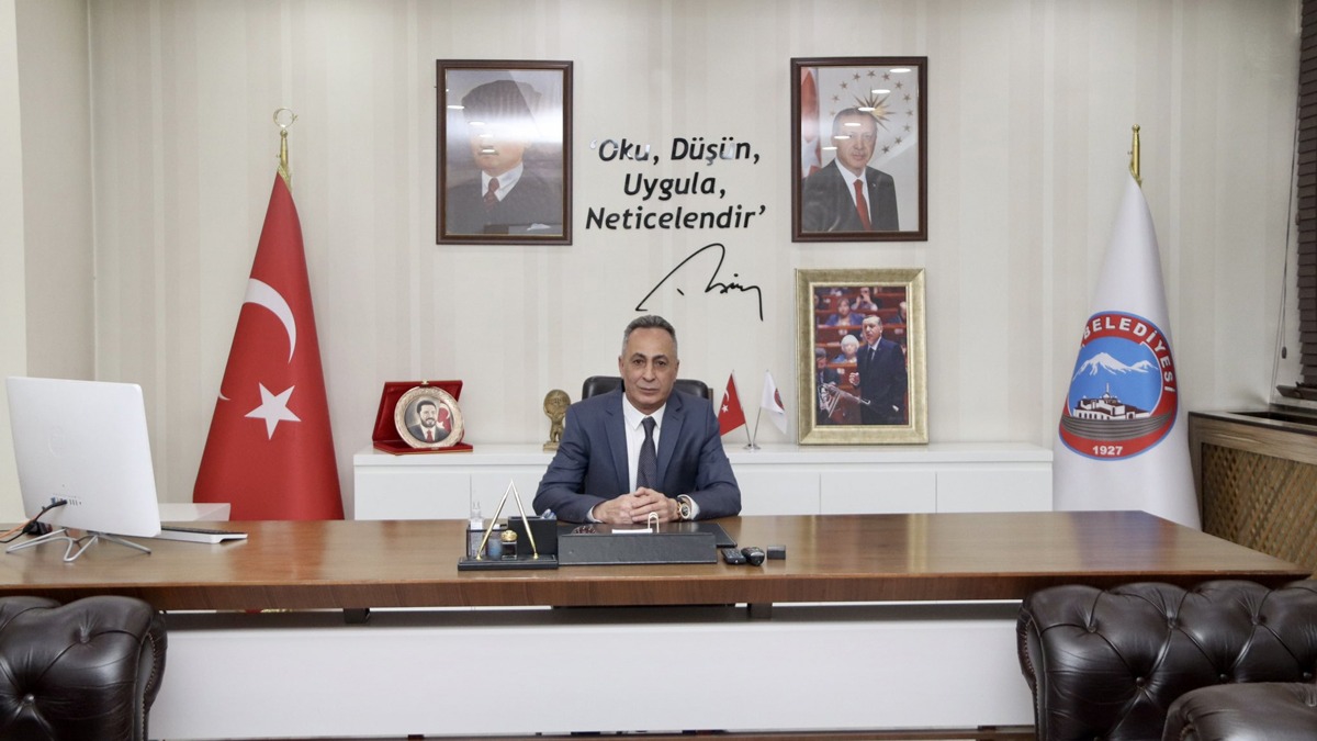 Ar Belediye Bakanlndan istifa eden Savc Sayan'n yerine Mehmet Karadoan seildi