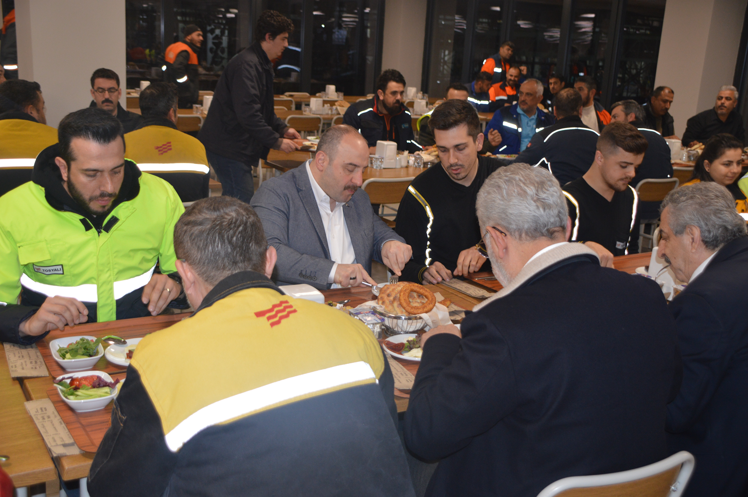 Bakan Varank, �skenderun'da demir �elik i��ileriyle sahur yapt�