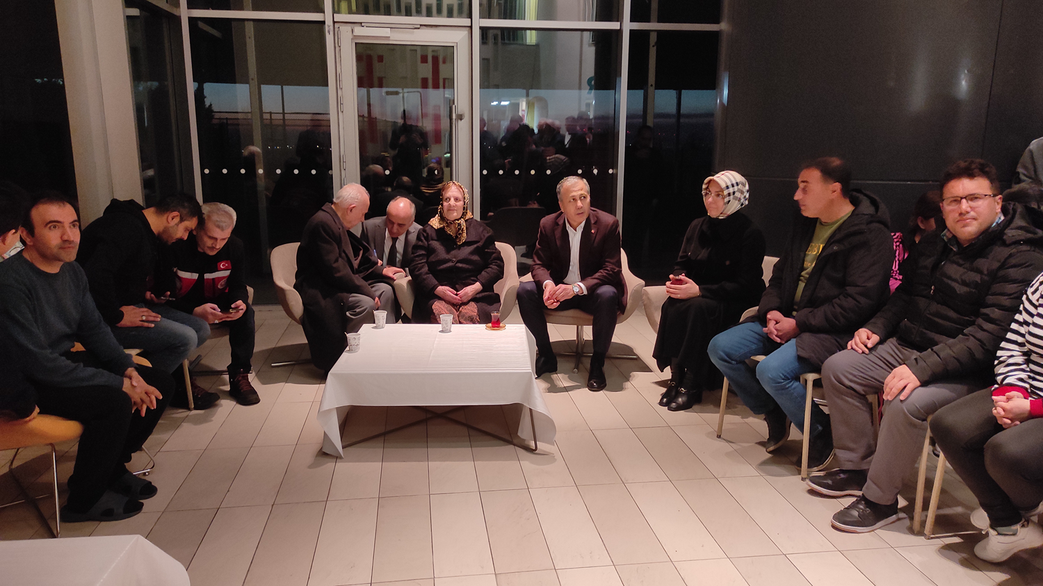 Vali Yerlikaya, �stanbul'a gelen depremzedelerle iftar yapt�