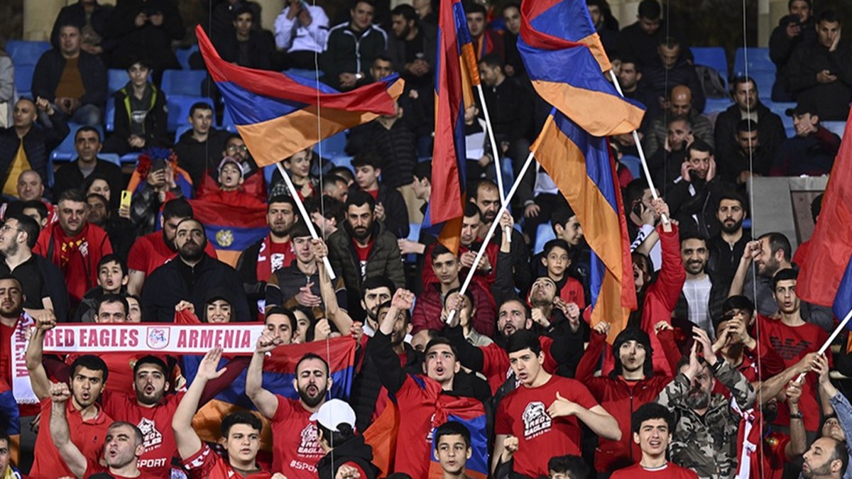 Ermeni taraftarlardan stiklal Mar'na saygszlk