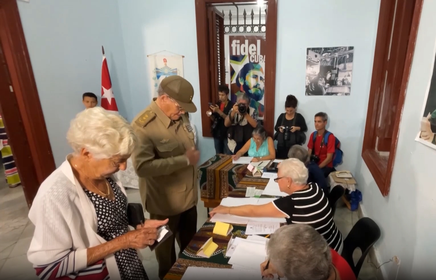 K�ba'da halk se�mek i�in sand�k ba��nda