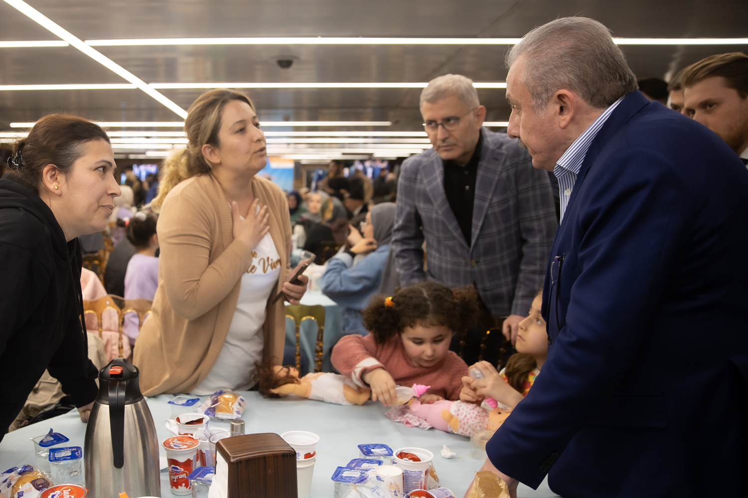 TBMM Ba�kan� �entop, �stanbul'a gelen depremzedelerle iftar yapt�