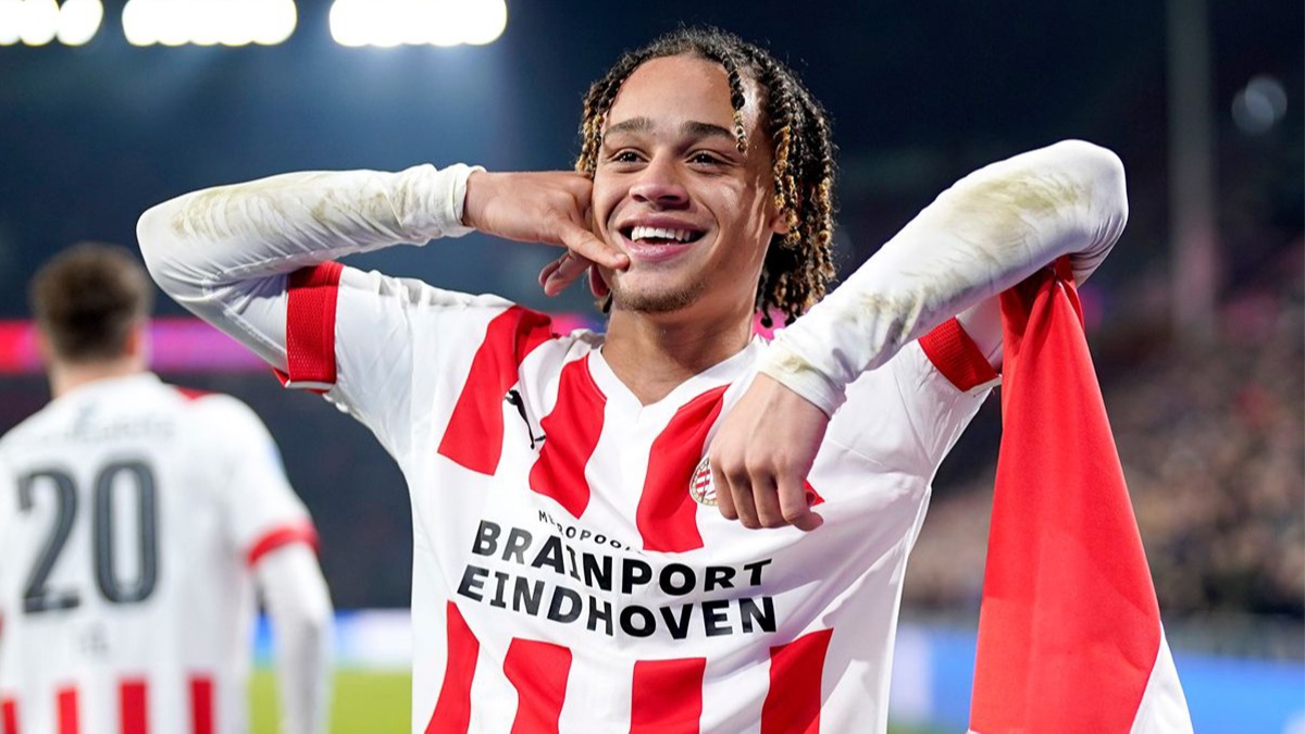 Xavi Simons, PSV ile kllerinden dodu 