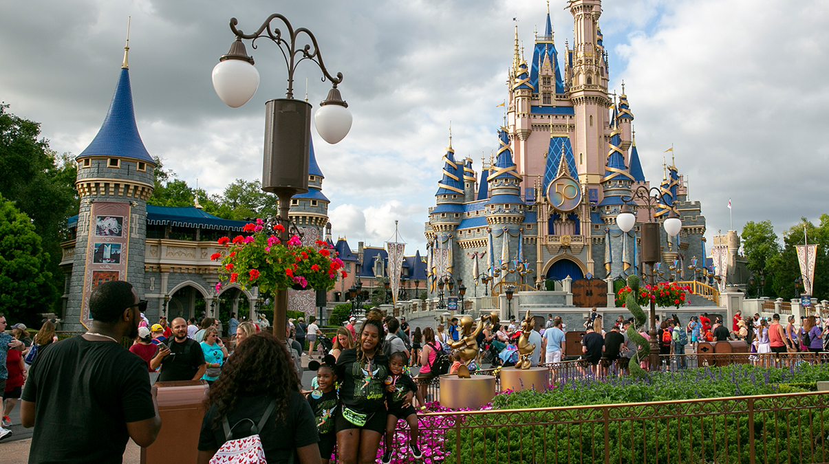 Masal diyar�nda kabus: Disney 7 bin ki�iyi i�ten ��kar�yor