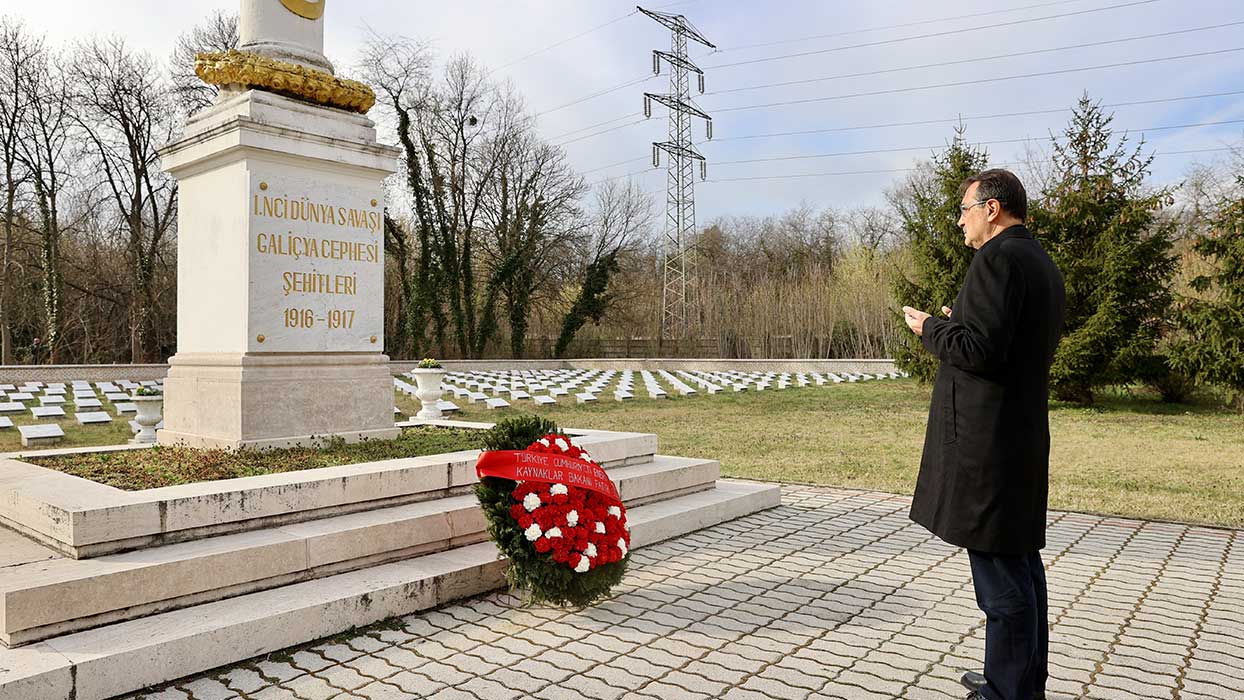 Enerji ve Tabii Kaynaklar Bakan� D�nmez, Budape�te'deki T�rk �ehitli�i'ni ziyaret etti